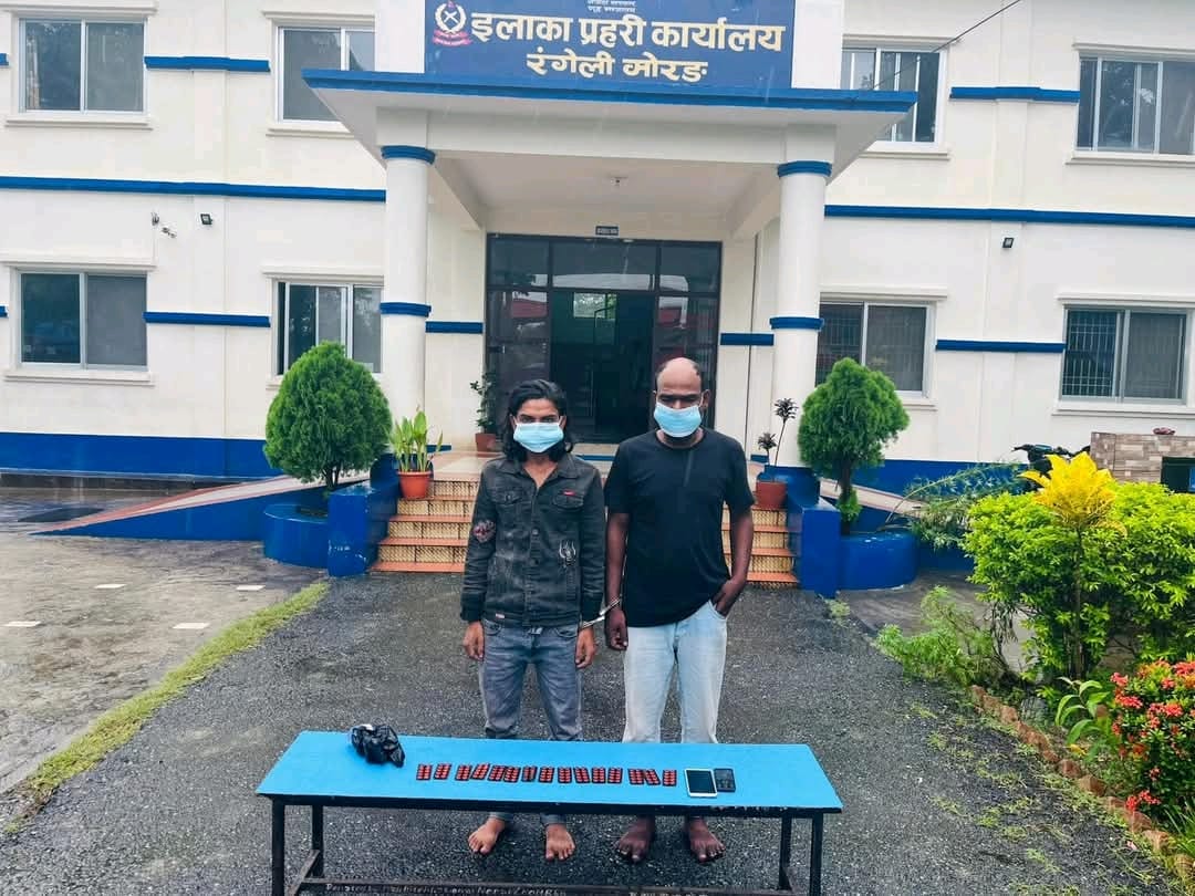 मोटरसाइकलसहित लागुऔषध बोकेका आमतोलाबाट दुई जना पक्राउ