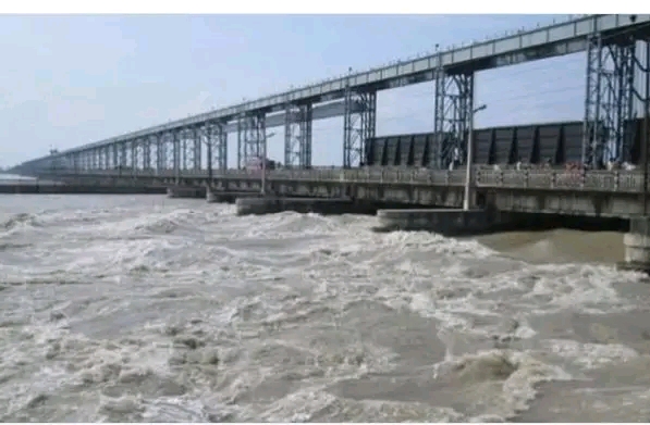 सप्तकोसी नदीमा पानीको बहाव उच्च, २३ ढोका खोलियो, खतराको संकेतस्वरूप रातो बत्ती बालियो