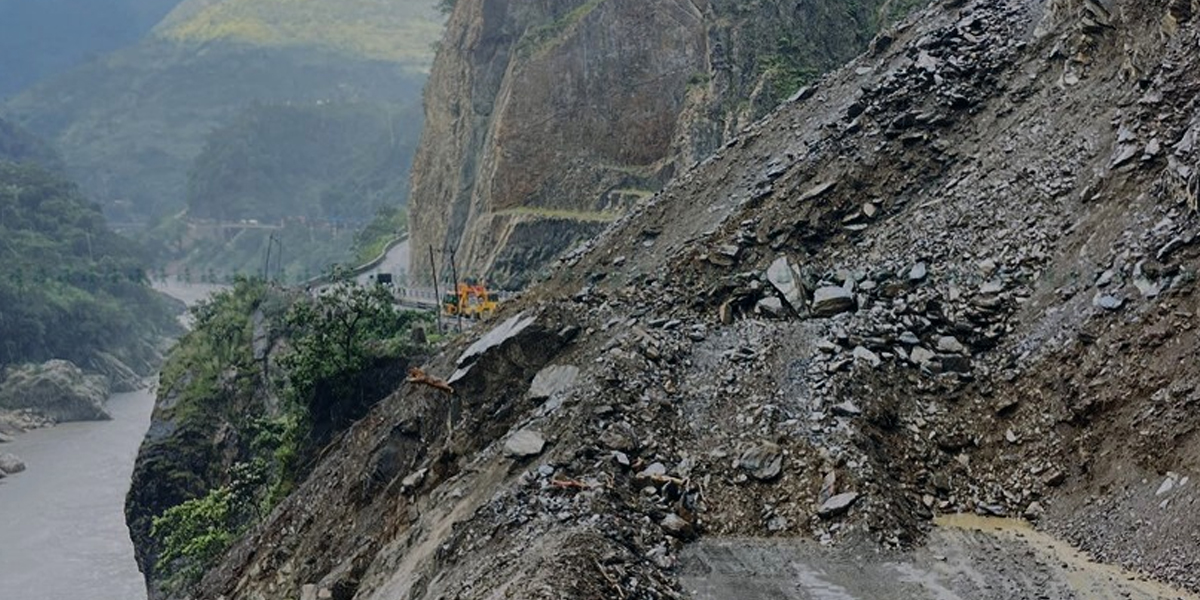 पहिरोका कारण कोशी प्रदेशका ठाउ ठाउमा सडक अवरुद्ध