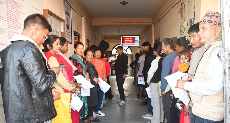 मतदाता नामावलीमा नाम दर्ता गर्नेहरुको भिड : दुई सिफ्टमा काम