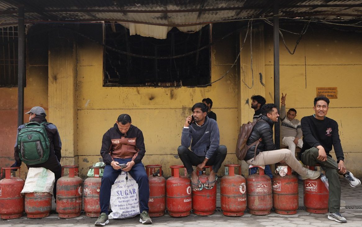 ग्यास अभावपछि आधा सिलिन्डर बिक्री गरिँदै, तस्बिरहरू