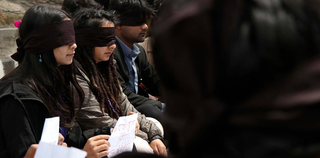 दबाब दिन कालोपट्टी बाँधेर सडकमा उत्रिएका जेनजी, तस्बिरहरू सहित