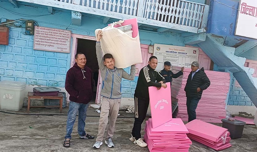 ६ वटै क्षेत्रमा कर्मचारी खटिए, मोरङका सबै मतदानस्थलमा सामग्री पुगिसक्यो