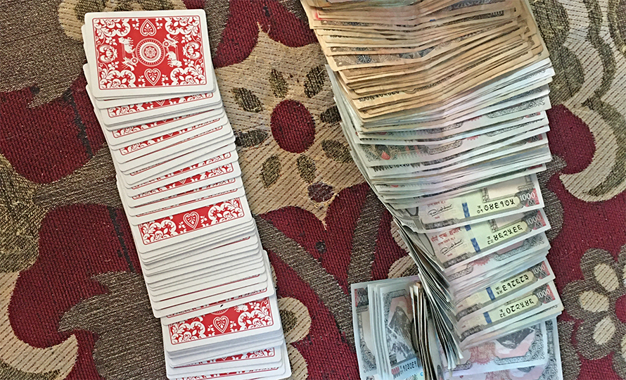 विराटनगरमा तास खेल्दै गरेका ६ जना पक्राउ, नगदसहित सामग्री बरामद