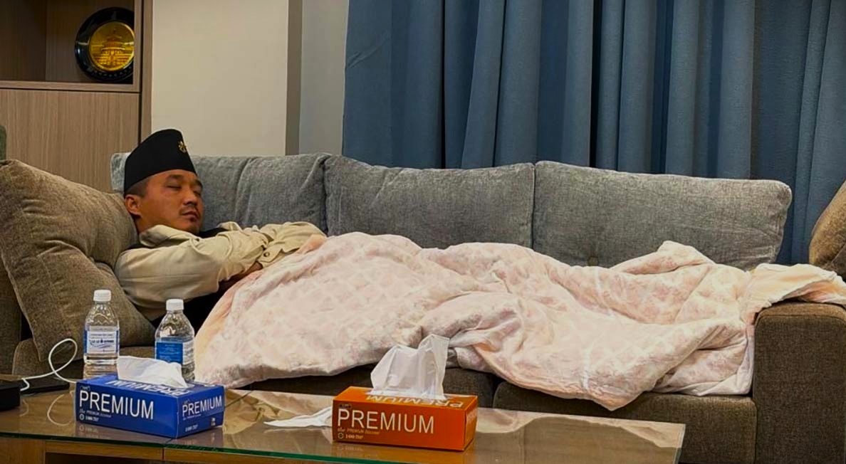 घर जान नभ्याएपछि गृहमन्त्री गुरुङ कार्यकक्षमै सुते