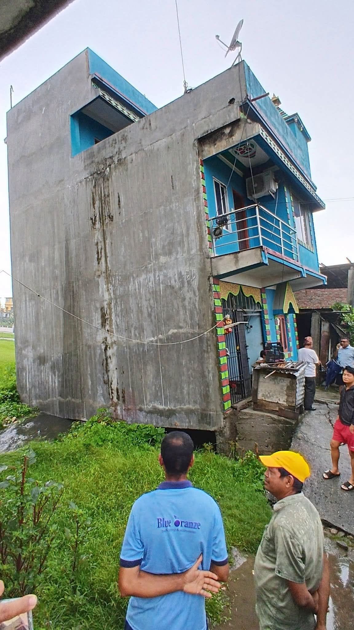 भारी वर्षाका कारण बिर्तामोडमा तीनतले घर जमिनमा भासियो