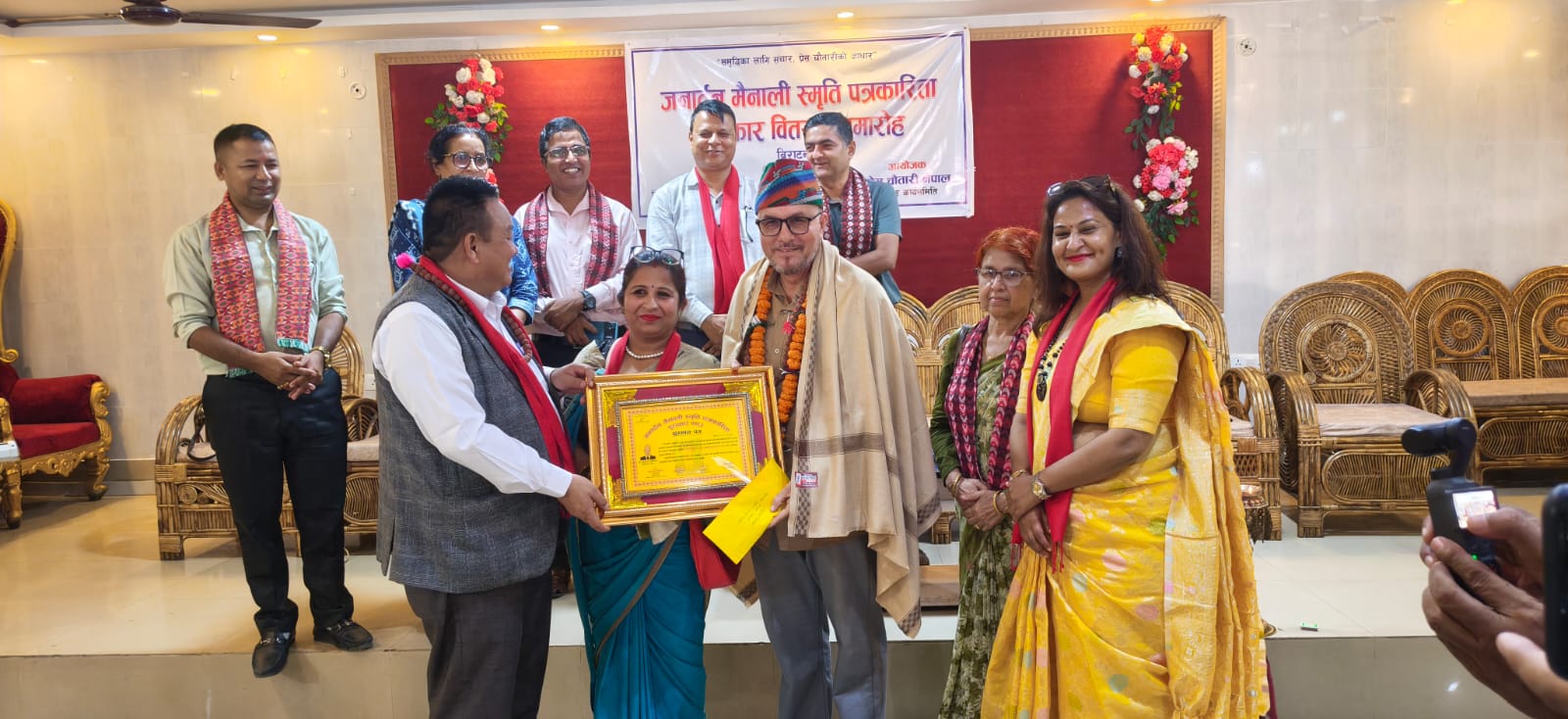 खबर पूर्वाञ्चल अनलाईका अध्यक्ष थपलियालाई जनार्दन मैनाली स्मृति पत्रकारिता पुरस्कार 