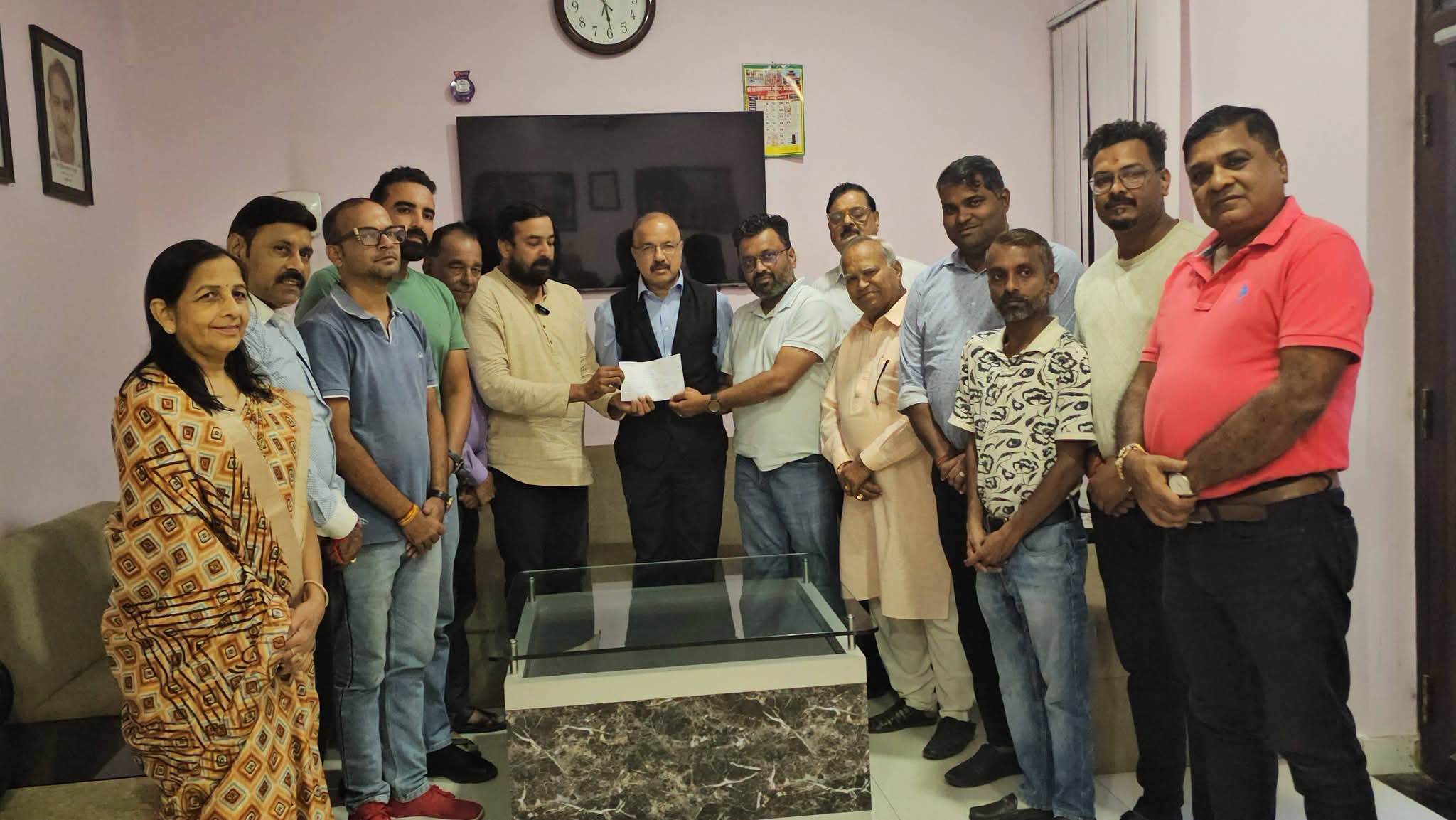 भोटेकोशी बाढीपीडितका लागि मारवाडी युवा मञ्च विराटनगरद्वारा १ लाख ११ हजार १११ रुपैयाँ सहयोग